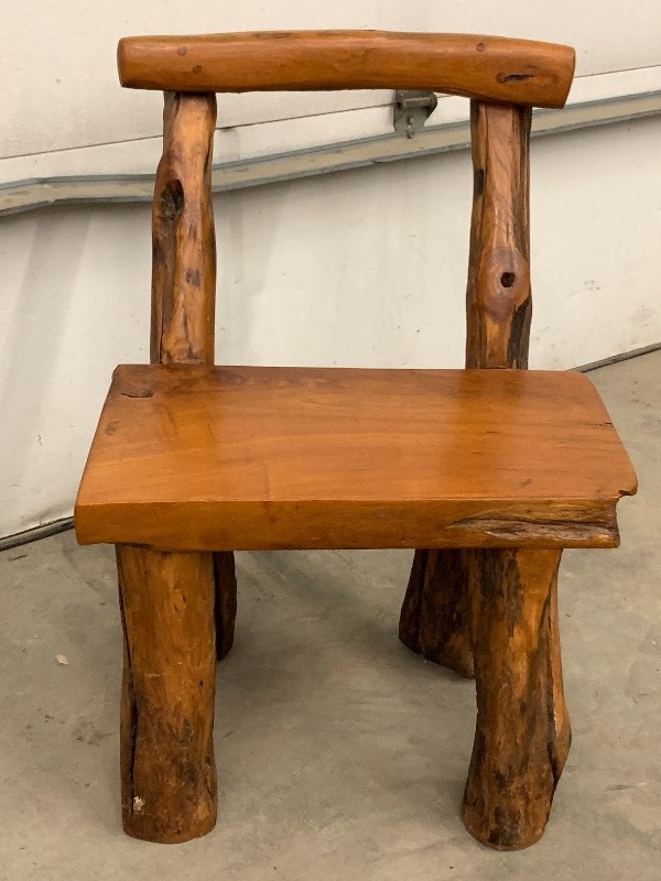 lot 5 image: Hand-Crafted Heavy Duty Log Chair