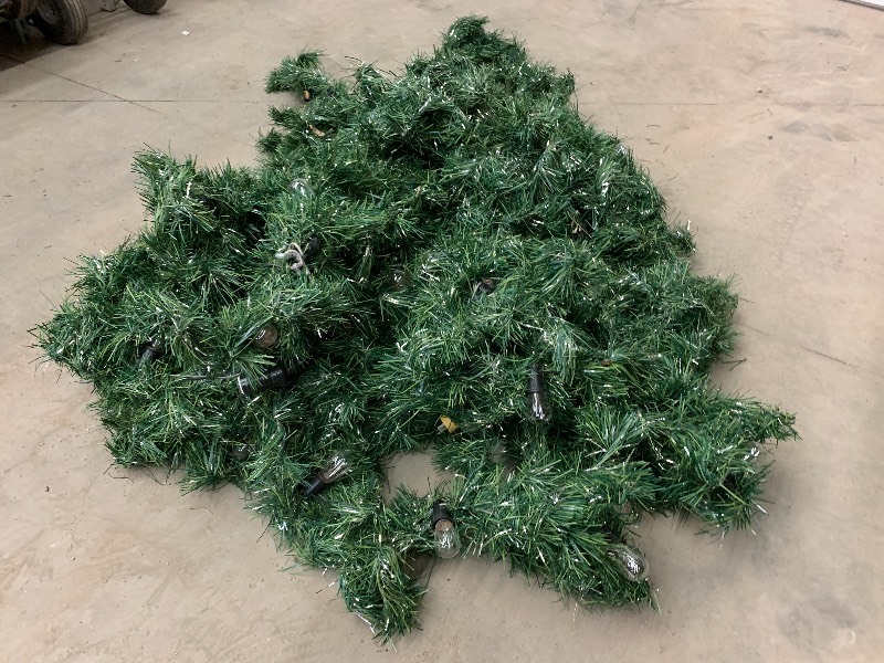 lot 13 image: Large Length Of 115Volt Lighted Holiday Garland