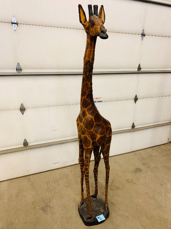 lot 6 image: Hand-Carved 8ft-Tall Wooden  Painted Giraffe