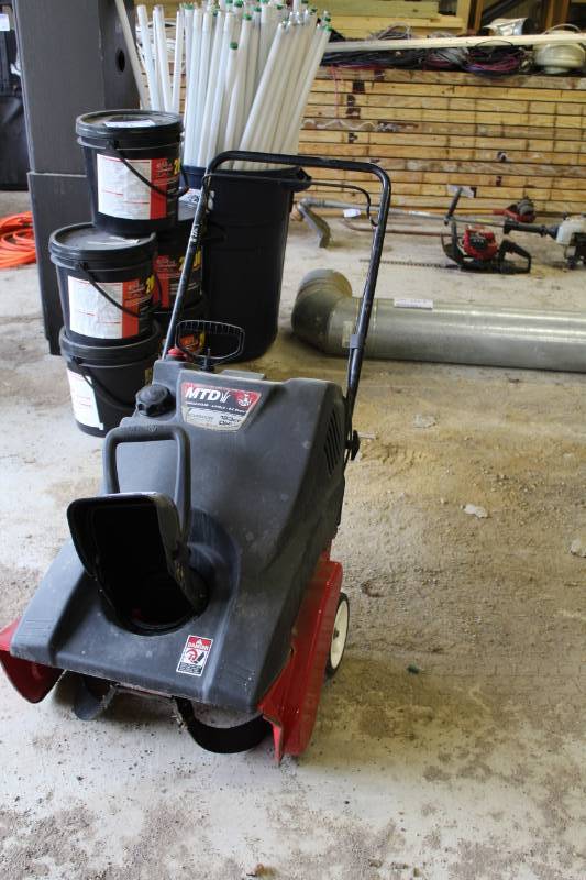 lot 426 image: MTD 21-inch Snowblower