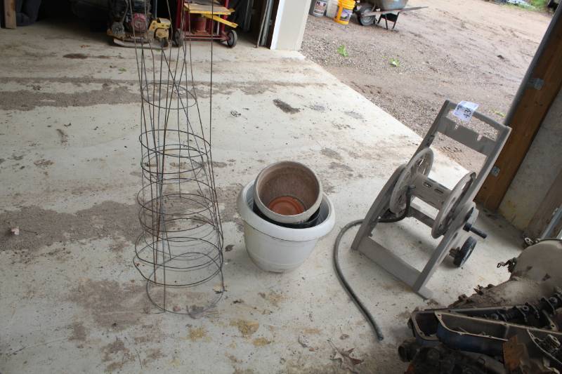lot 439 image: Garden Supplies - Plastic Garden Pots, Tomato Cages, Rolling Hose Reel