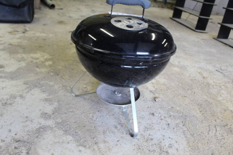 lot 413 image: Weber Kettle Charcoal Grill