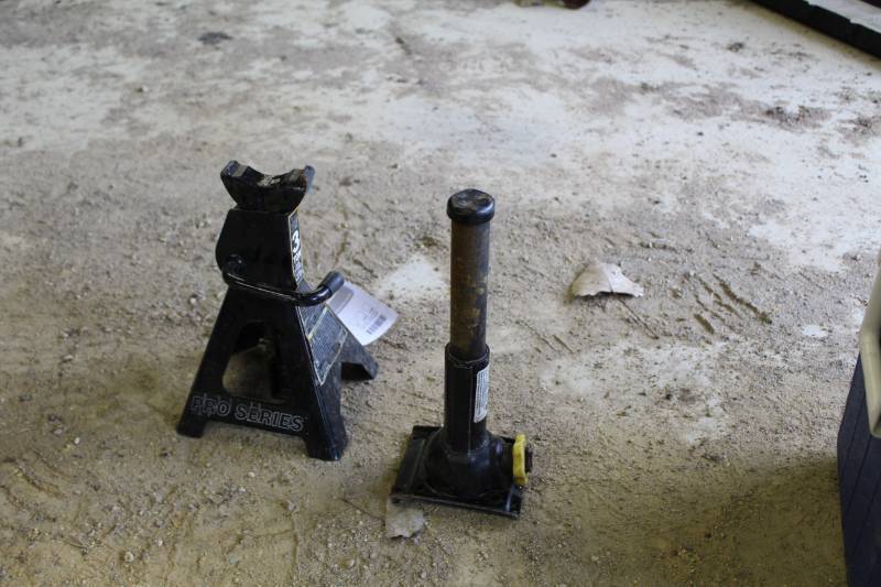 lot 438 image: Pro Series 3-Ton Jack Stand, Bottle Jack