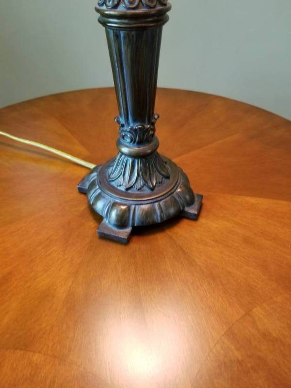 lot 47 image: Stylish Frilly Table Lamp