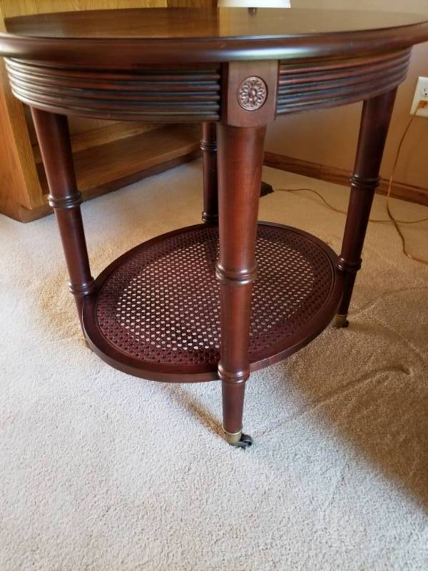 lot 15 image: Ethan Allen Oval Side Table