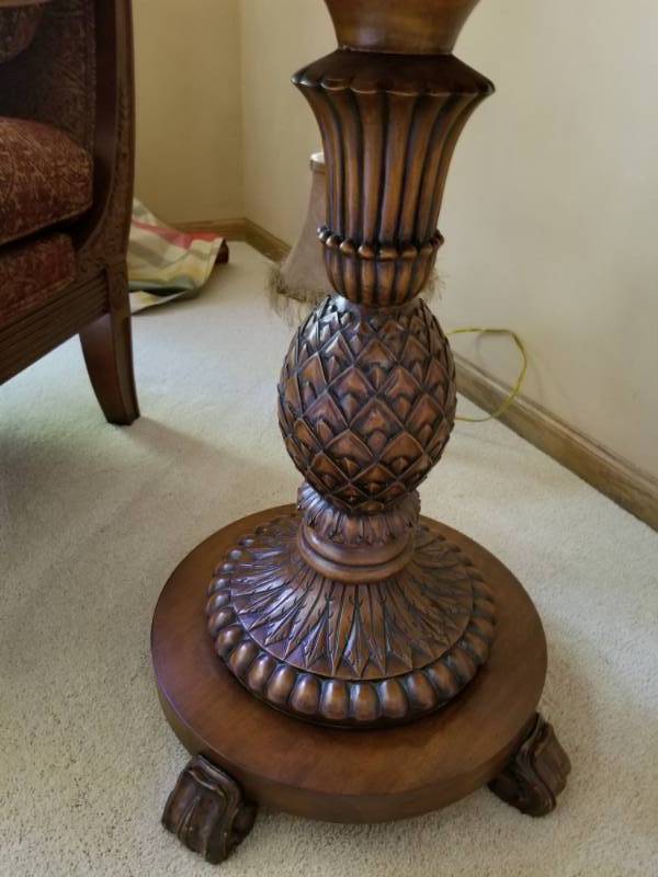 lot 14 image: Ethan Allen Pineapple Pedestal Side Table
