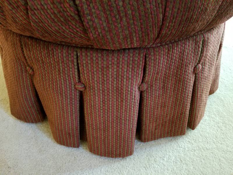 lot 13 image: Ethan Allen Round Tufted Ottoman