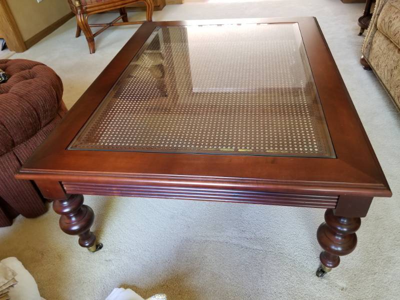 lot 3 image: Elegant Ethan Allen Coffee Table