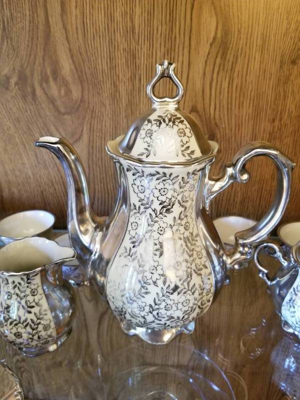 lot 44 image: Vintage WW2 Souvenir Bavarian Teaset (12 pc.)