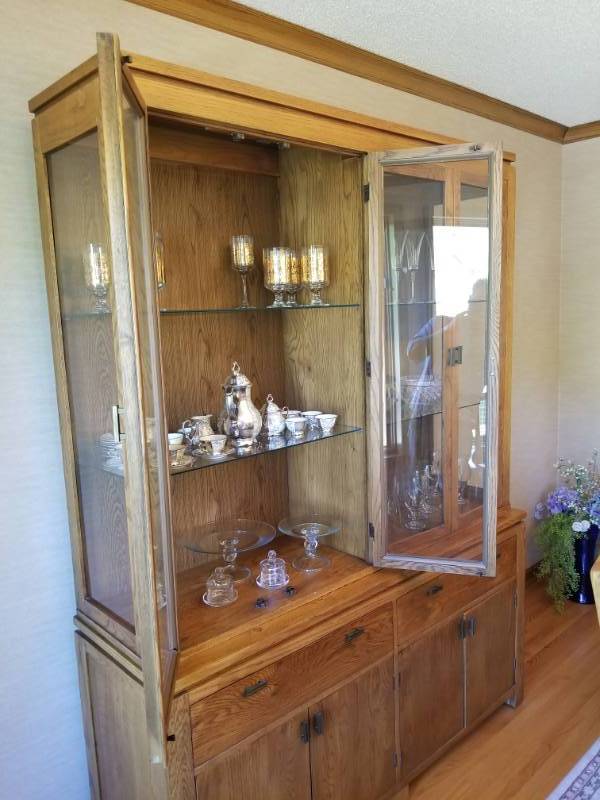 lot 21 image: Large Display Cabinet
