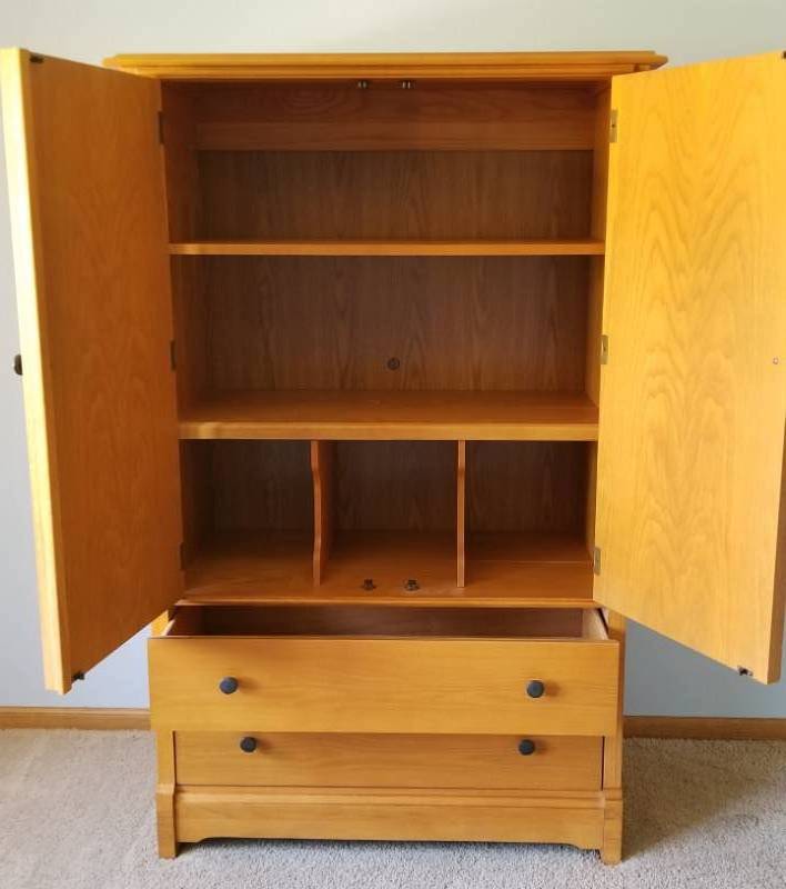 lot 9 image: Thomasville Wardrobe