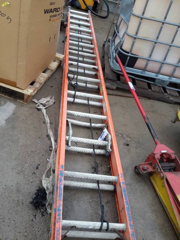 lot 49 image: Louisville, 28 ft Ladder