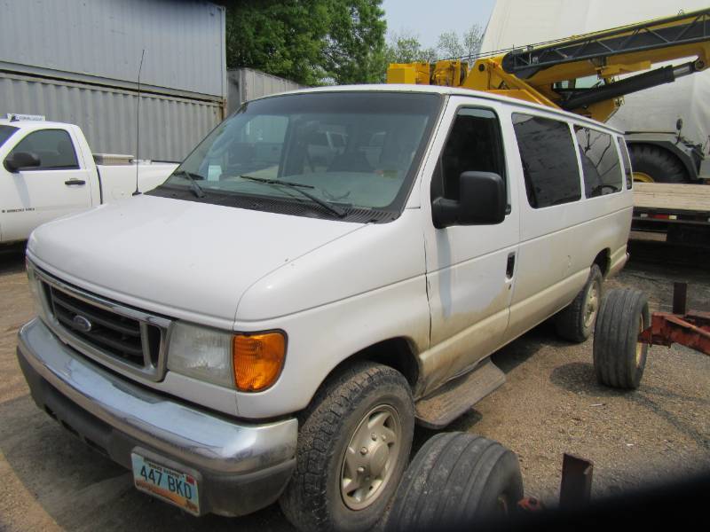 lot 1A image: 2006 Ford VanBus