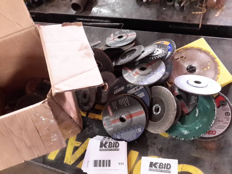 lot 110 image: Large Lot of Abrasive Cleaning Pags, Circular Saw Blades