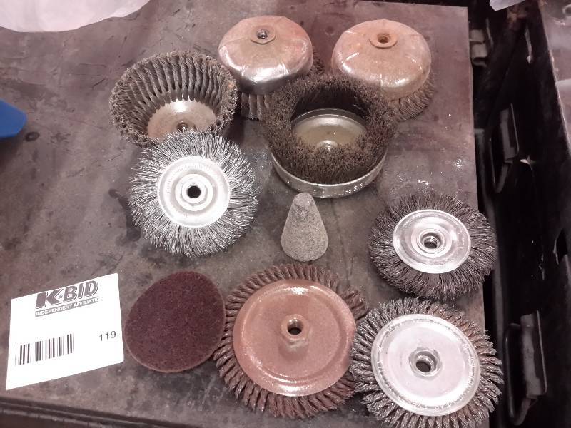 lot 119 image: Abrasive Cleaning Tools