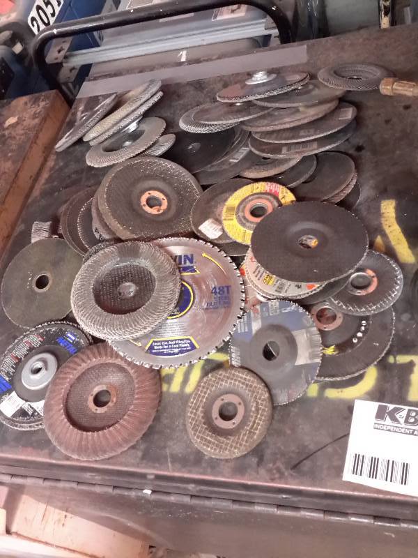lot 136 image: Lot of Abrasive Cleaning Materials