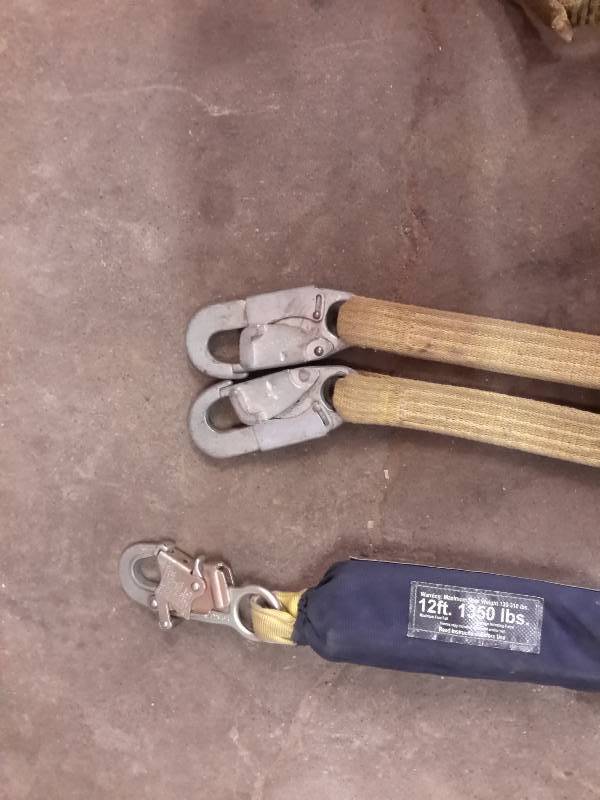 lot 139 image: Heavy Duty Straps With Carabiners on Ends, Some are Bungee