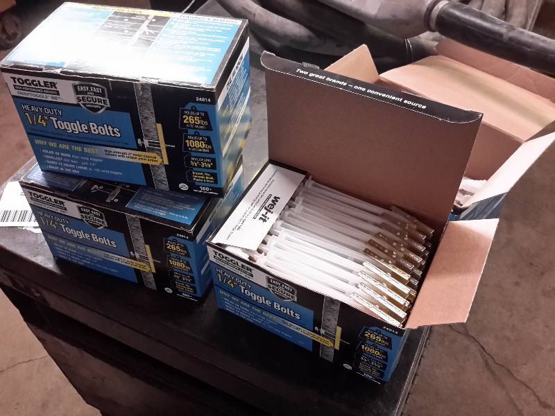 lot 141 image: 3 Boxes of 14 Toggle Bolts