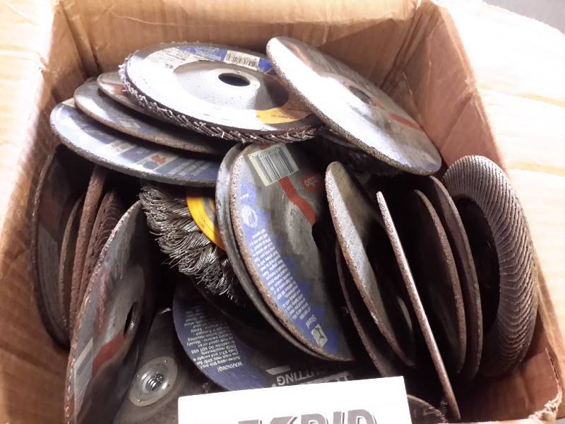lot 235 image: Large Lot of Abrasive Cleaning Pags, Circular Saw Blades