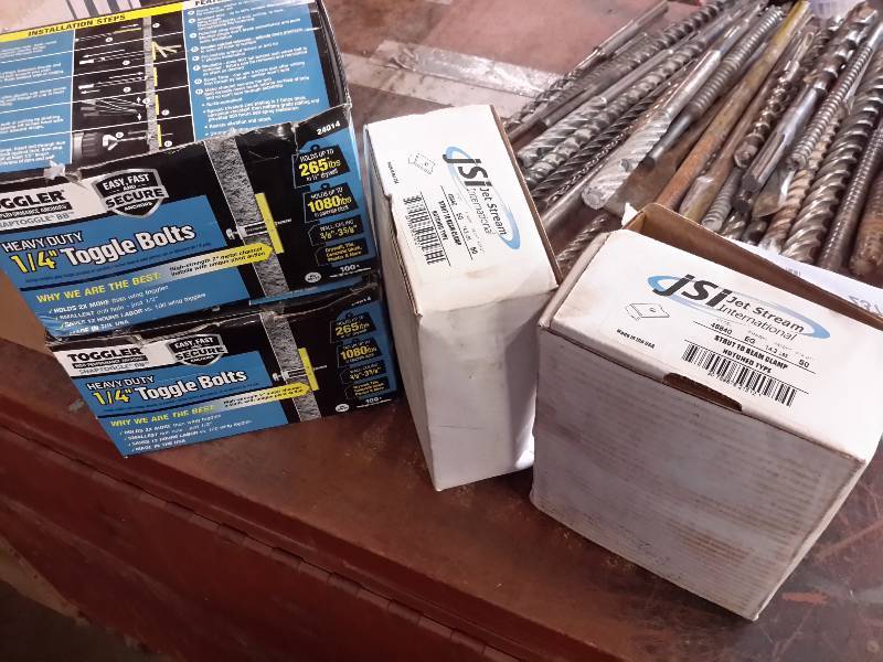 lot 237 image: Heavy Duty 14 Toggle Bolts, Strut To Beam Clamps