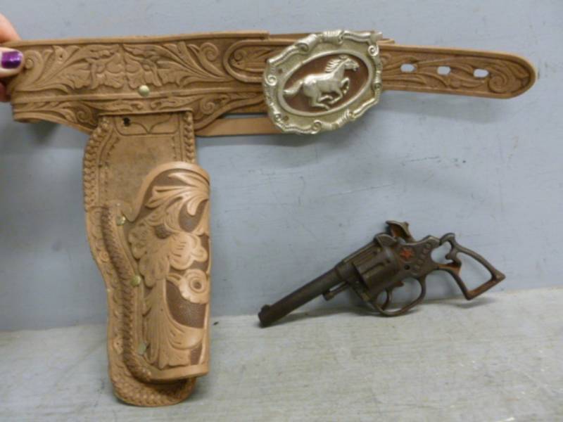 lot 62 image: Vintage Cap Gun