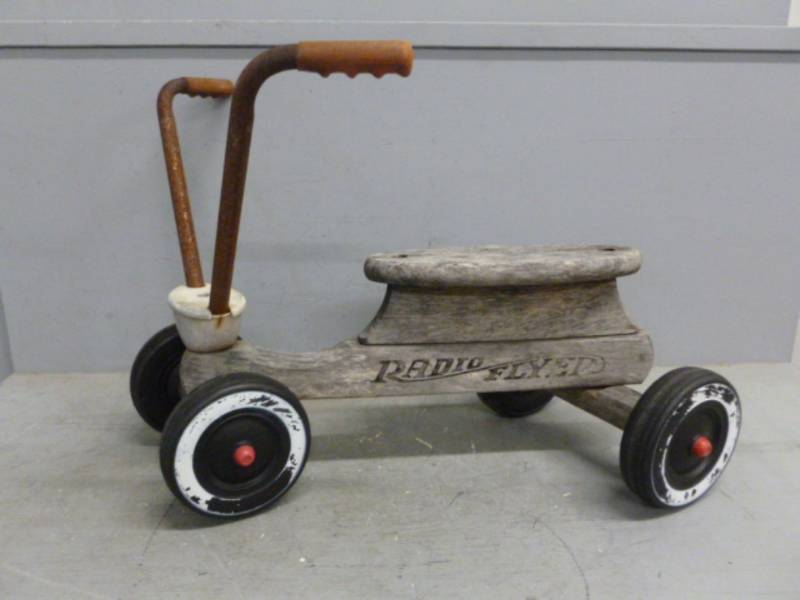 lot 91 image: Radio Flyer