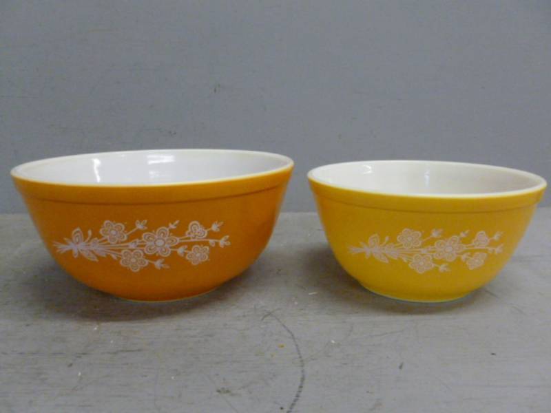 lot 94 image: Vintage Pyrex Bowl Set