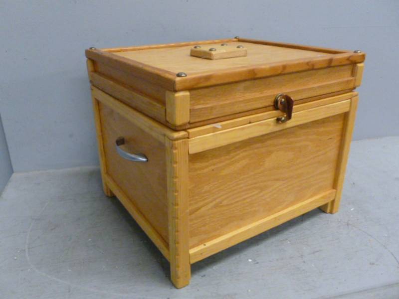 lot 95 image: Keepsake Box