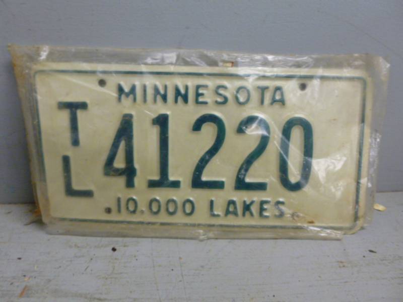 lot 114 image: Vintage License Plate Set