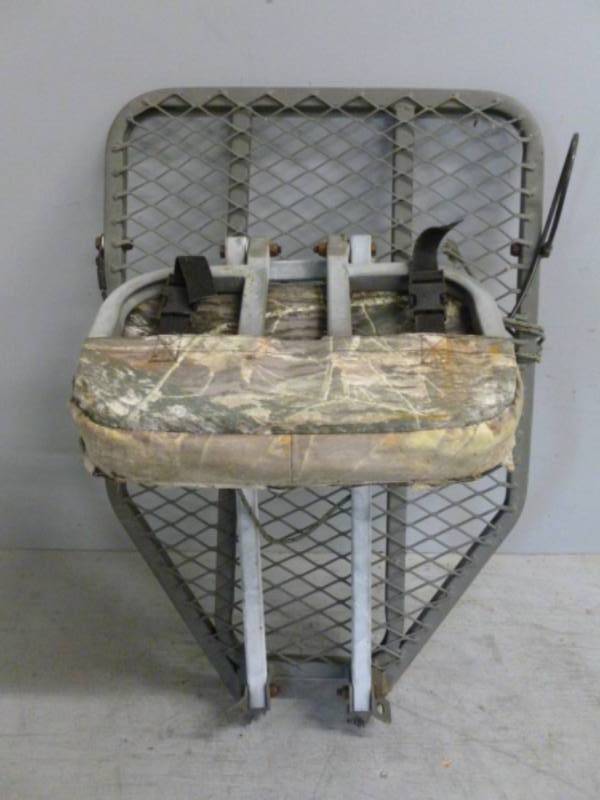 lot 210 image: Deer Stand