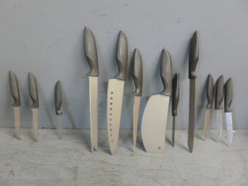 lot 214 image: Knife Set