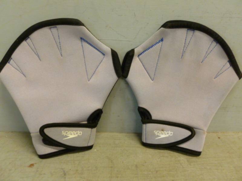 lot 242 image: Speedo Gloves