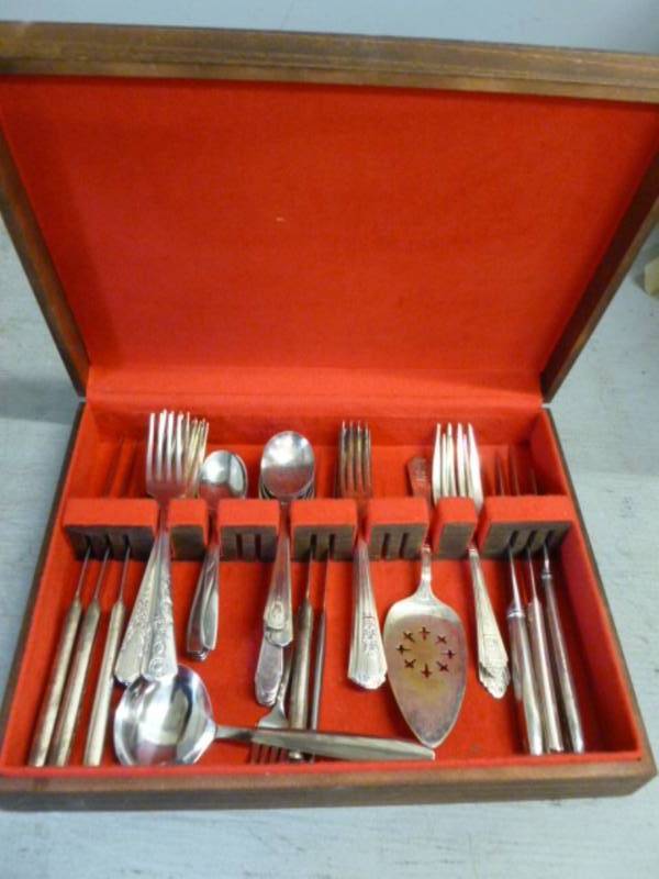 lot 255 image: Flatware Set