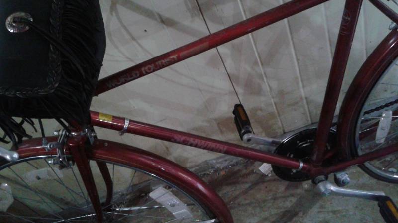 lot 5 image: Schwinn World Tourist Bike Bicycle, Good Condition, May Show Minor Wear, May Need Light Maintenance
