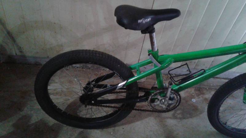 lot 6 image: Green BMX Bike, Works, Needs Pedals, Used, Shows Wear