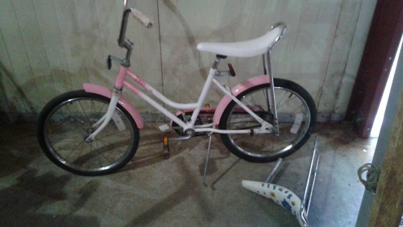 lot 10 image: Vintage Princess Girls Bicycle, Has Extra Seat With It, May Need Some Maintenance