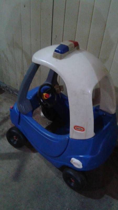 lot 15 image: Kids Play Police Car, Used, May Show Wear
