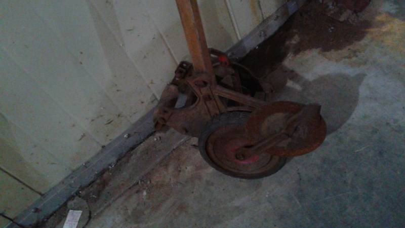 lot 26 image: Antique Lawn Edger, Used, Shows Wear