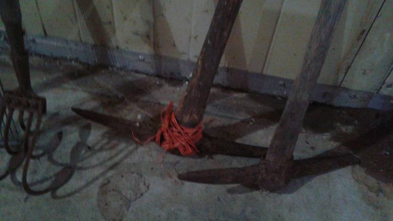 lot 28 image: Lot Of Vintage Garden Yard Tools