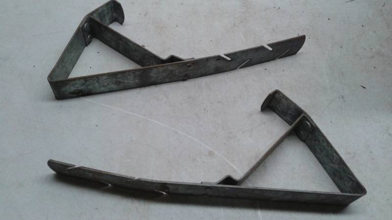 lot 85 image: Box With Some Sort Of Brackets