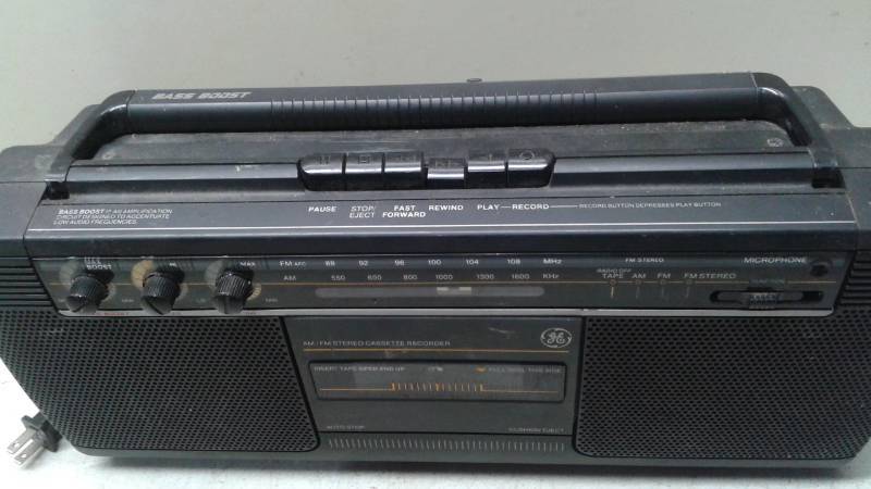 lot 91 image: Vintage GE Cassette Radio, Good Working Condition