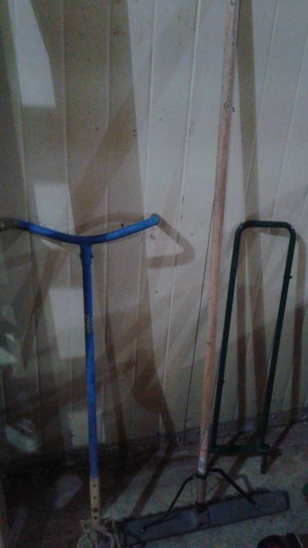 lot 50 image: Lot Of Different Garden Tools