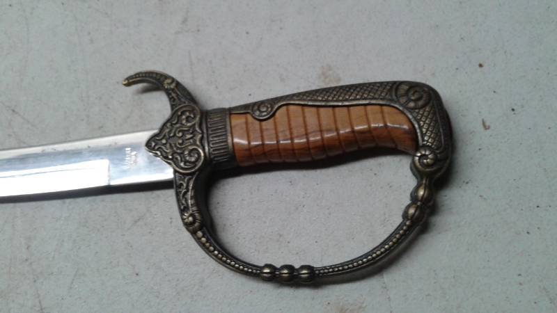 lot 96 image: Dagger Knife With Sheath, Sheath Is Broke And Show Wear