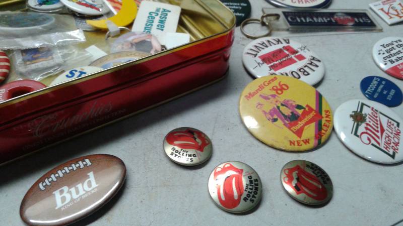 lot 100 image: Lot Of Vintage Collectible Pin Back Buttons