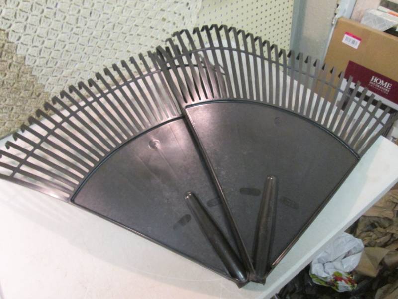 lot 11 image: Lot of 2 30 Poly Leaf Rakes No Han...