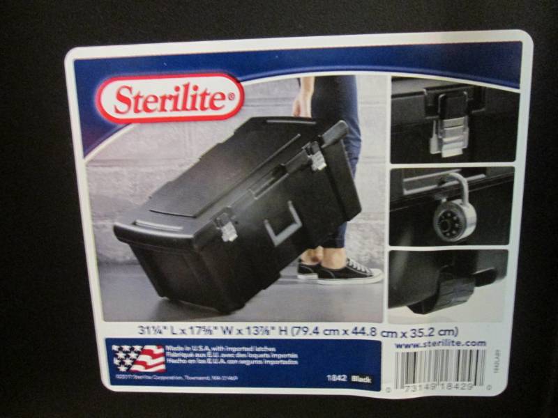 lot 52 image: Sterilite 92 quart Footlocker Stora...