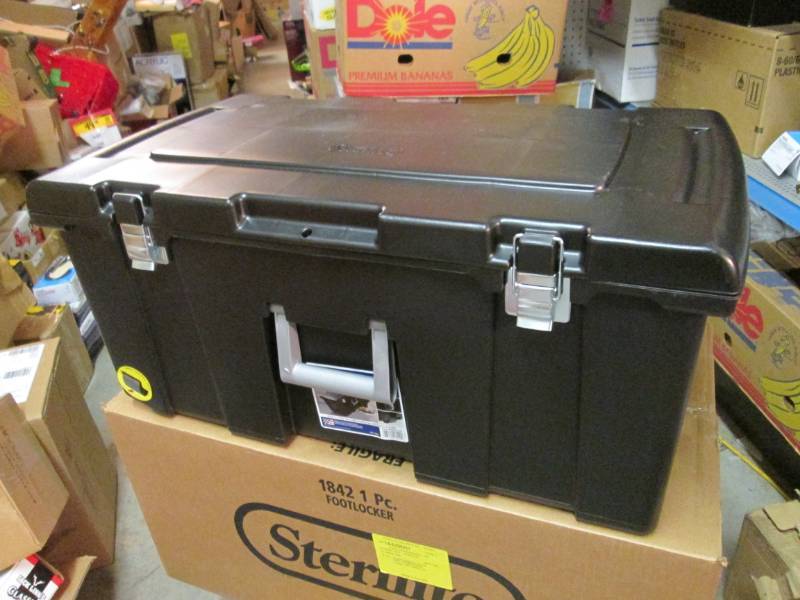 lot 53 image: Sterilite 92 quart Footlocker Stora...