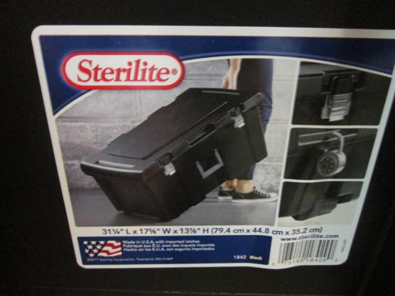 lot 54 image: Sterilite 92 quart Footlocker Stora...