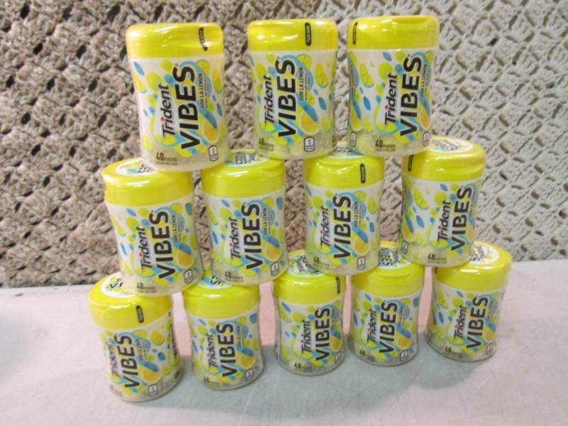 lot 101 image: 12 Trident Vibes Lemon Gum Best by ...