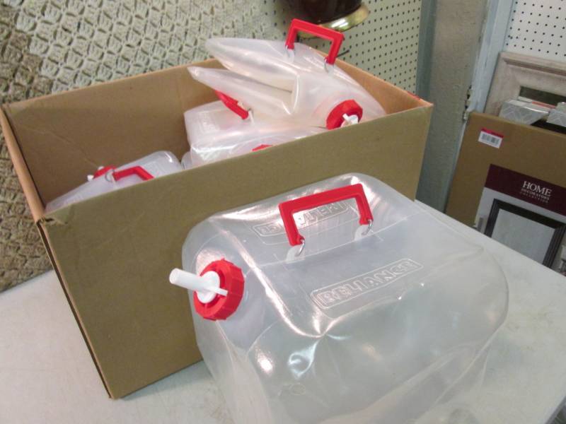 lot 182 image: Lot of 10 Fold-N-Carrier 5 Gallon W...